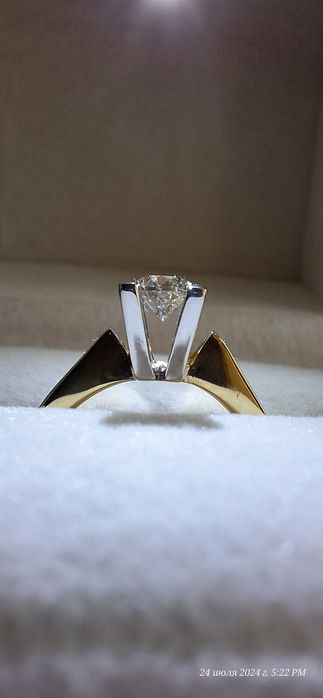 Золотое кольцо 750 проба с бриллиантом 0.31 карат.