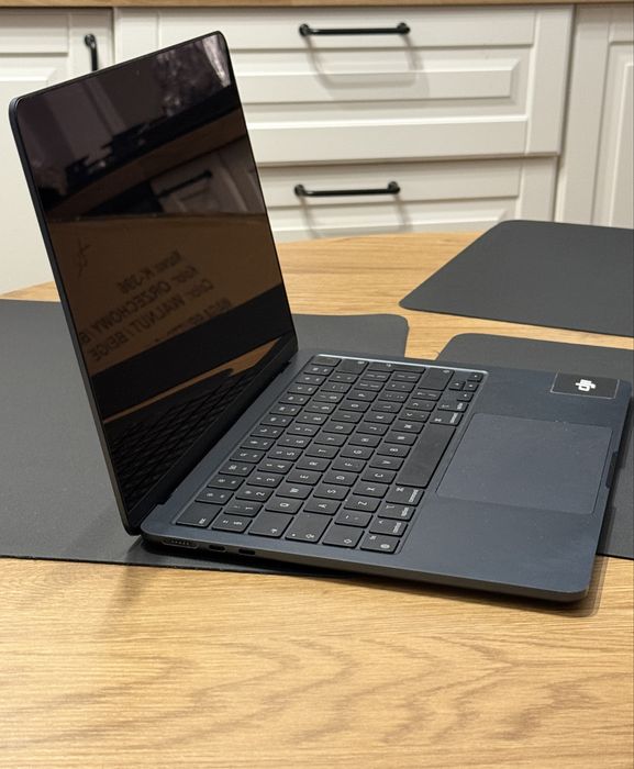 MacBook Air 13” M3 (2024) – 8GB RAM – 256GB SSD – 94% baterie
