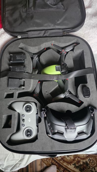 Vând dronă DJI FPV