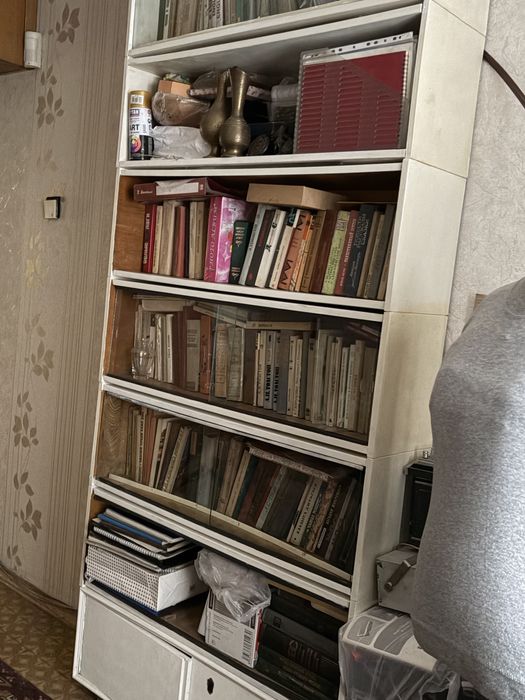 Продам сервант, шкаф с полками, шкаф, 4 тумбы, книжные полки 20шт.