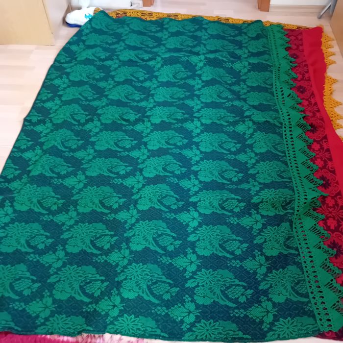 Продава ковертюри- покривала за спална