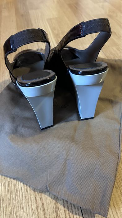 Sandale din piele lacuita, brand Lola Cruz, stare foarte buna