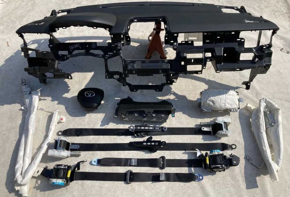 Арматурно табло колани аирбеги щори airbag Toyota Corolla Cross