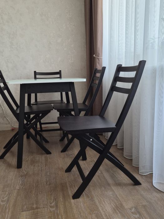 Стол и стулья. .
