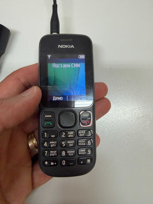 Мобилен телефон Nokia 100 със зарядно