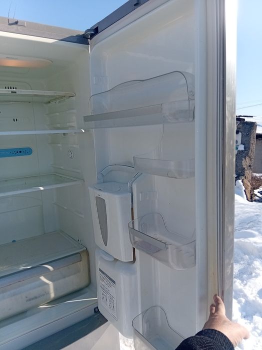 Тоңазытқыш саьылады жұмыс істеп тұр