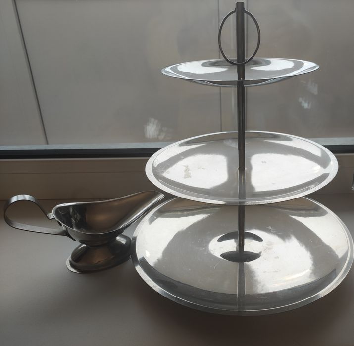 Посуда: соусник, этажерка