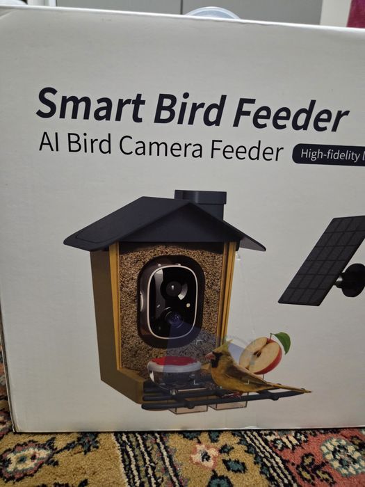 Hrănitoare inteligentă de păsări  si panou solar