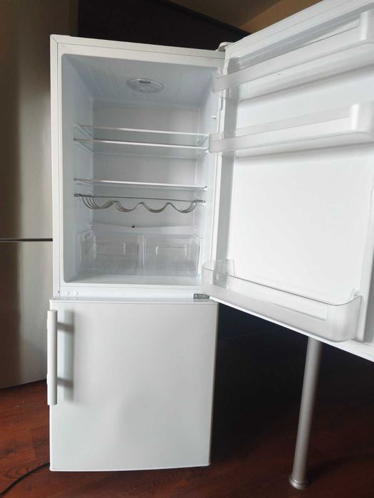 ПРОДАВАМ Хладилник с фризер 323Л - ELECTROLUX ENB34633W NO FROST