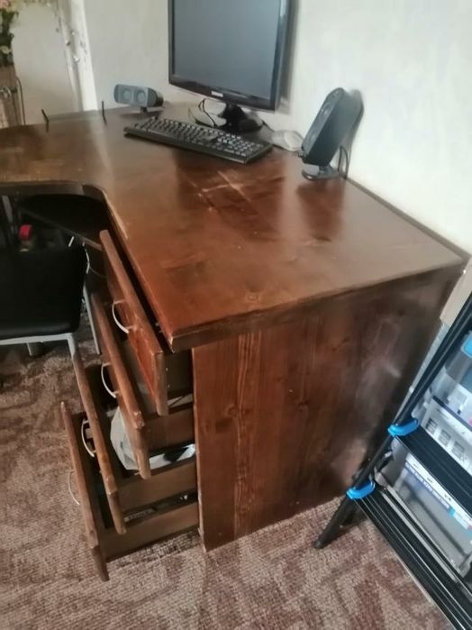 Бюро от масивно дърво с чекмеджета и място за компютър