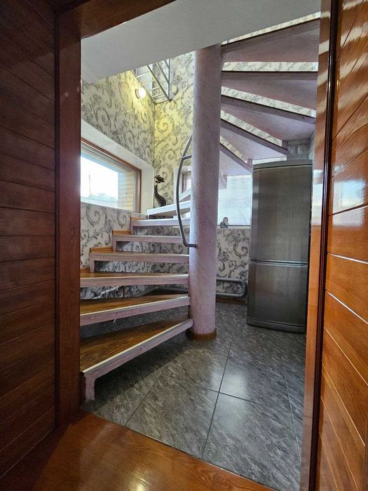 Продам большой кирпичный дом