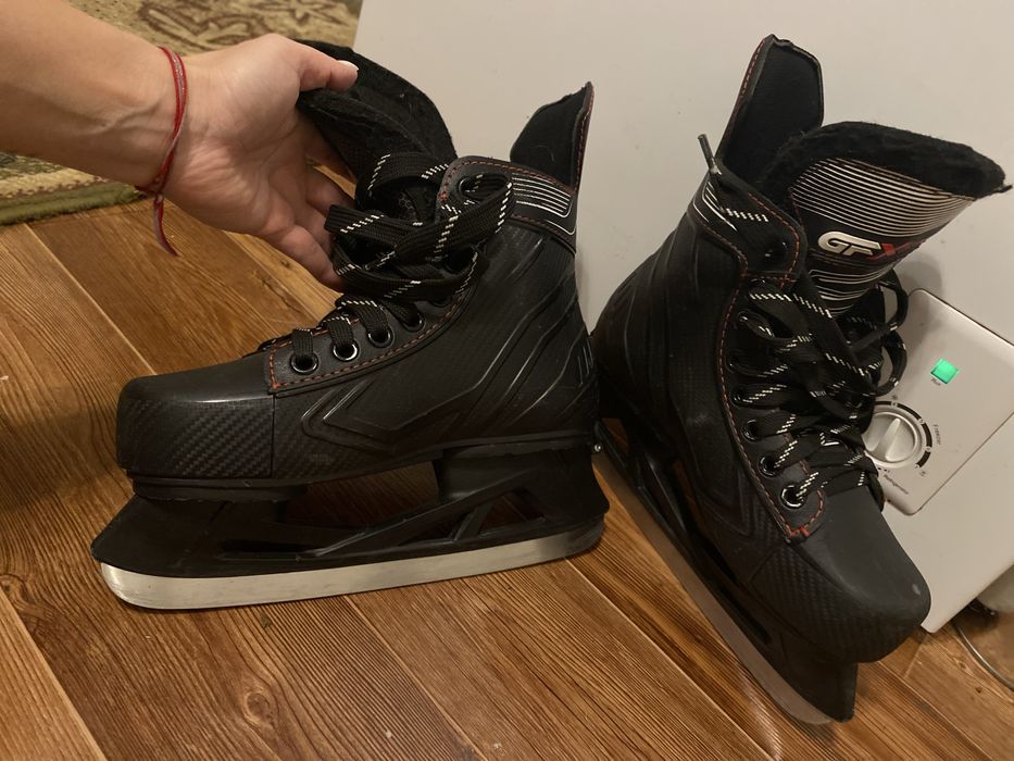 Продам ледовые коньки