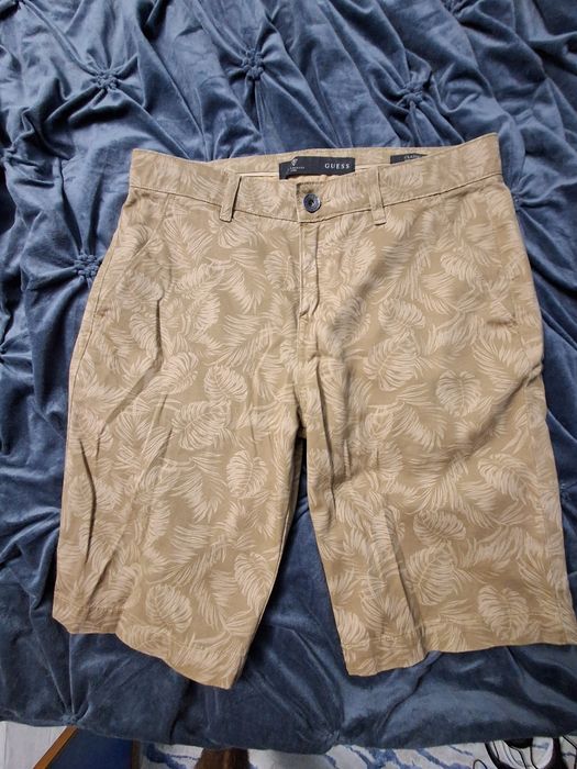 Vand pantaloni scurti Guess