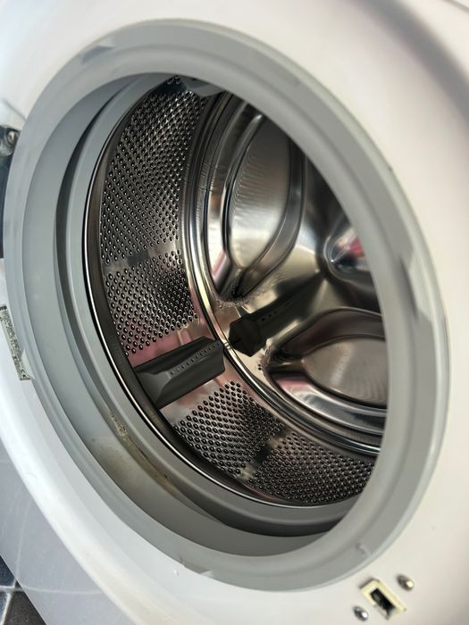 Дървени мебели, пералня, легла с матраци, използвани