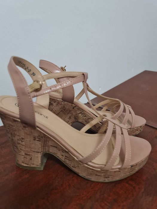 Продаю туфли и босоножки