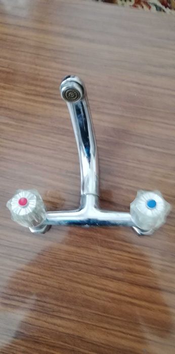 Смесител стенен за кухня с горен чучур