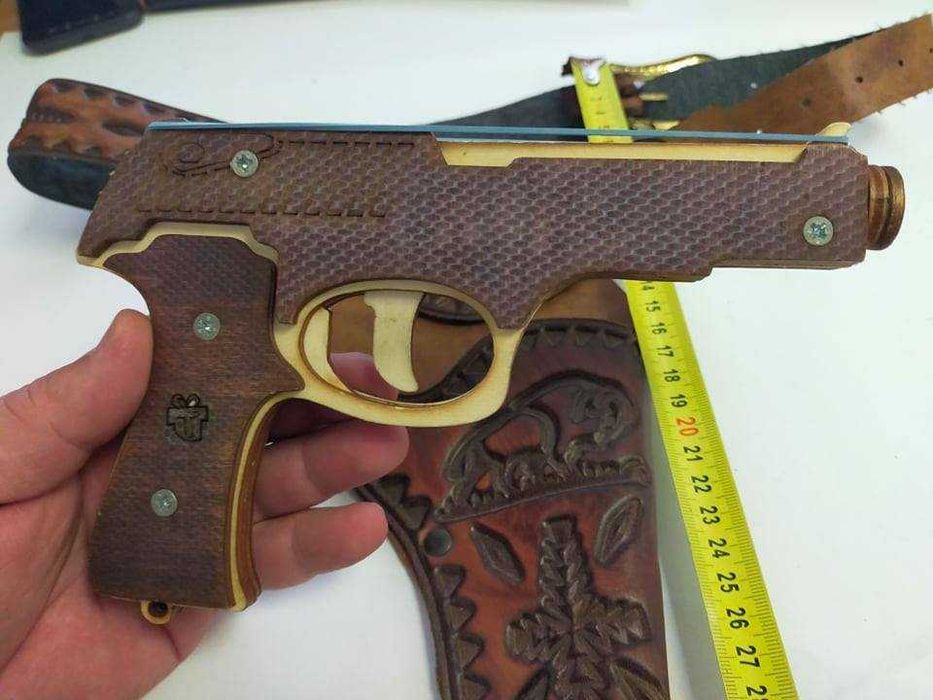 pistol din lemn cu elastice