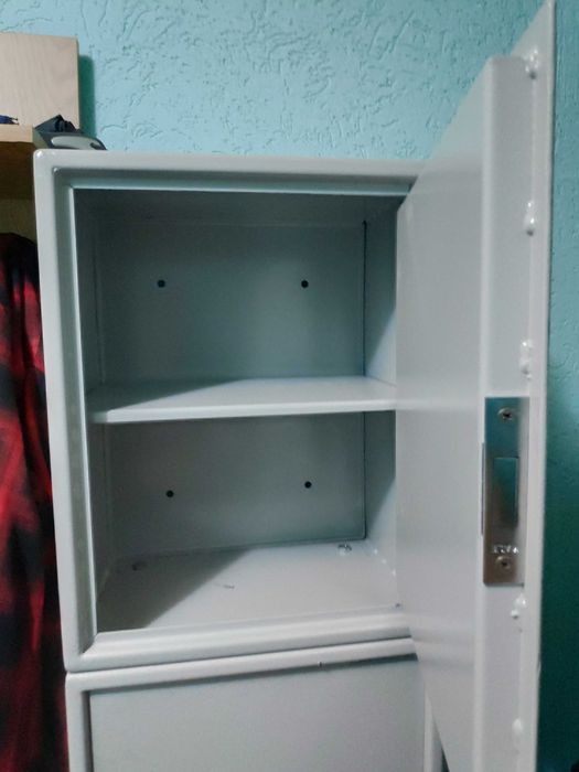 Сейф, большой, в отличном состоянии.