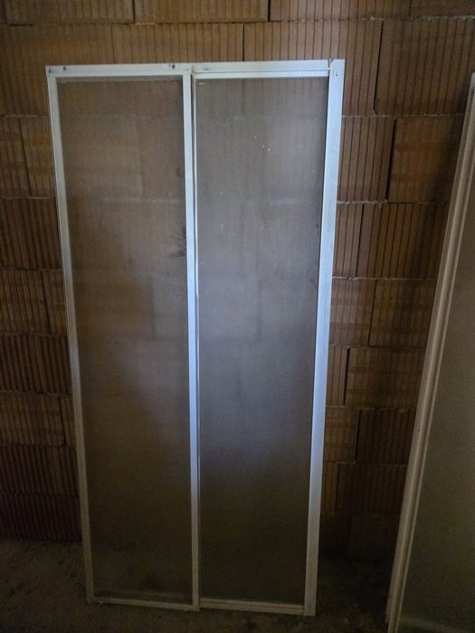 Паравани за баня с плъзтаща врата и алуминиеви рамки