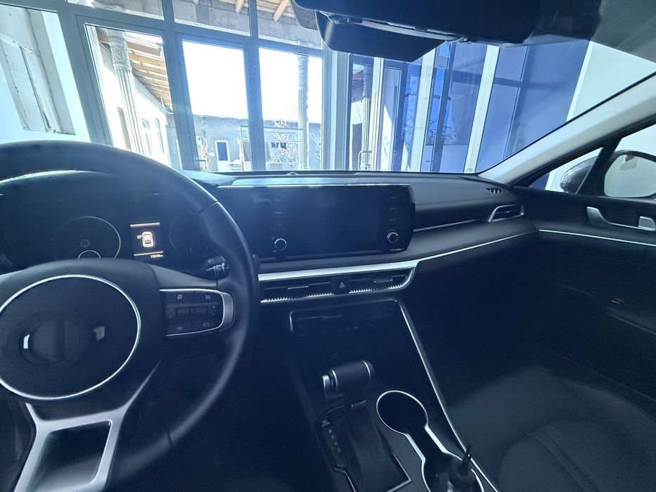 Kia K5 2024 mokriy asfalt, 3 pozitsiya