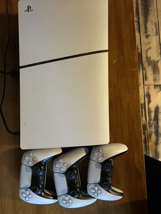 PlayStation 5 + 3 controllere DualSense