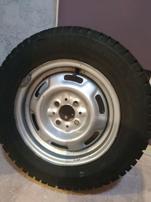 Продам  комплект шин на дисках