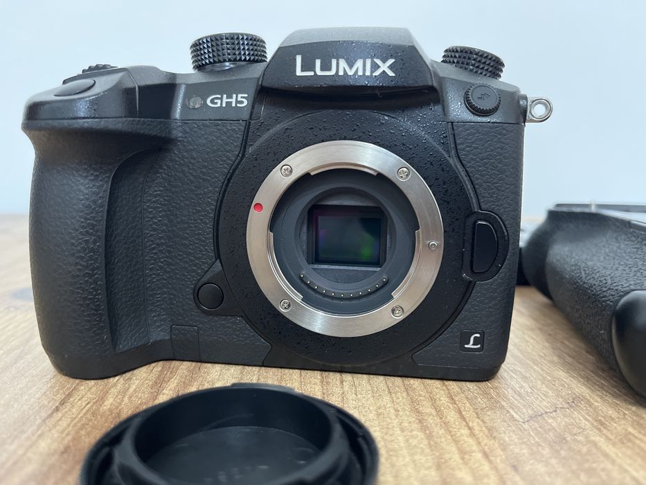 Panasonic GH5 body + grip + 7 baterii