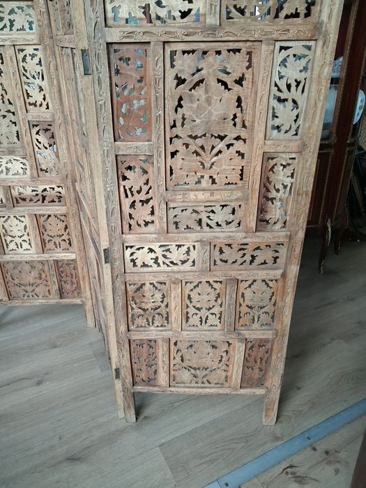 Дървен.  параван