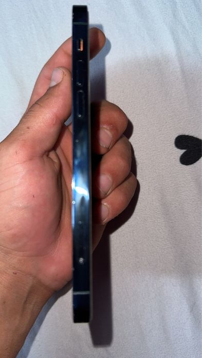 Vând iPhone 12 Pro, 128GB, telefon ținut în condiții foarte bune, arată și funcționează perfect. A fost folosit mereu cu husă și folie de protecție.