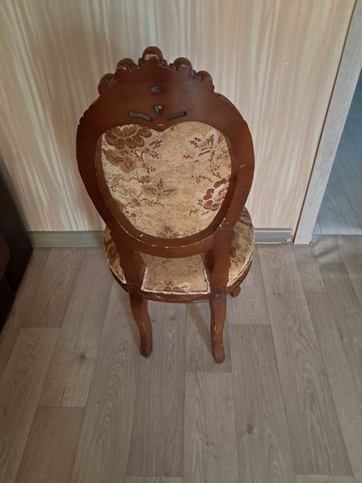 Продаю дубовые стулья