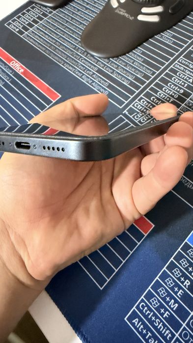 iPhone 16e. 100% батарея. 135 циклов