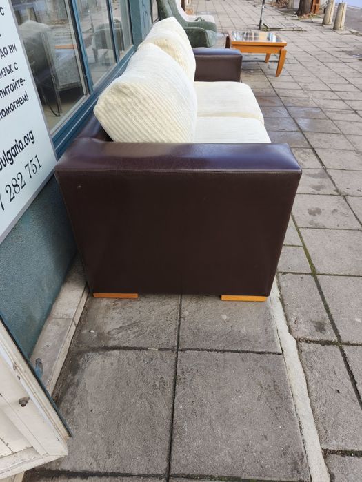 Красив кожен диван