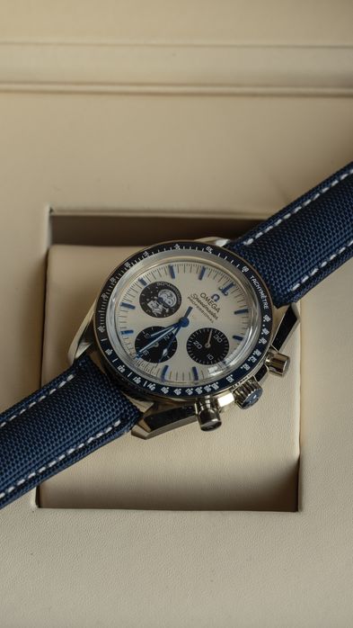 Наручные часы Omega Speedmaster “Silver Snoopy Award” 50th Anniversary