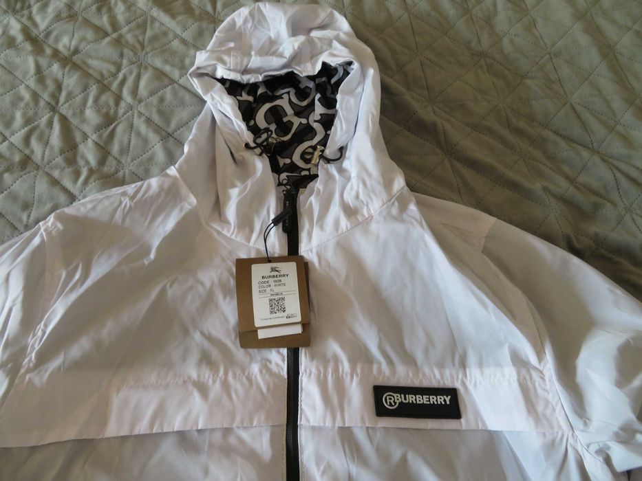 Чисто нова ветровка Burberry размер M