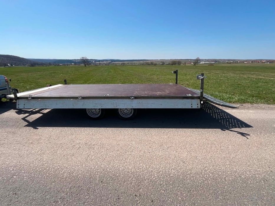 Platformā auto basculabilā