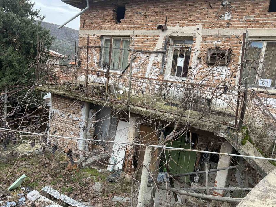 Продава се масивна двуетажна къща в с. Калиманци,  общ. Сандански