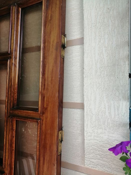 Дверь деревянная.