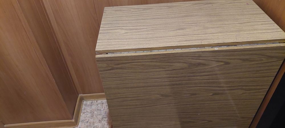 Стол книжка не новая