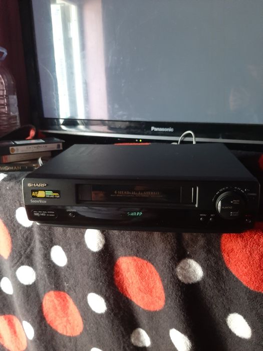 Vând videorecorder sharp stereo 4 head în stare bună funcționabil