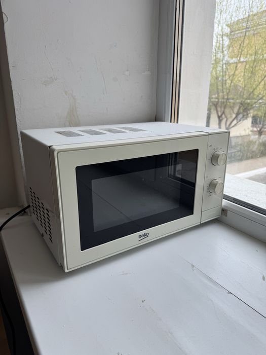 Продам холодильник с микроволновкой