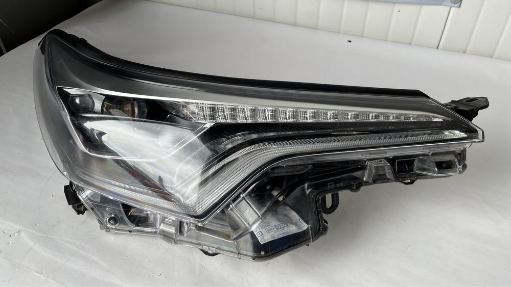 3 броя десен и ляв фар Toyota CHR 2016-