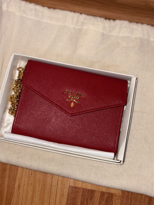 Portofel Prada cu strap pentru incheietura