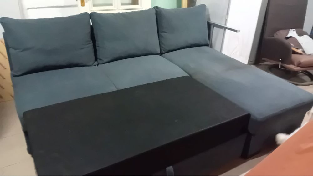 Coltar extensibil cu loc pentru haine