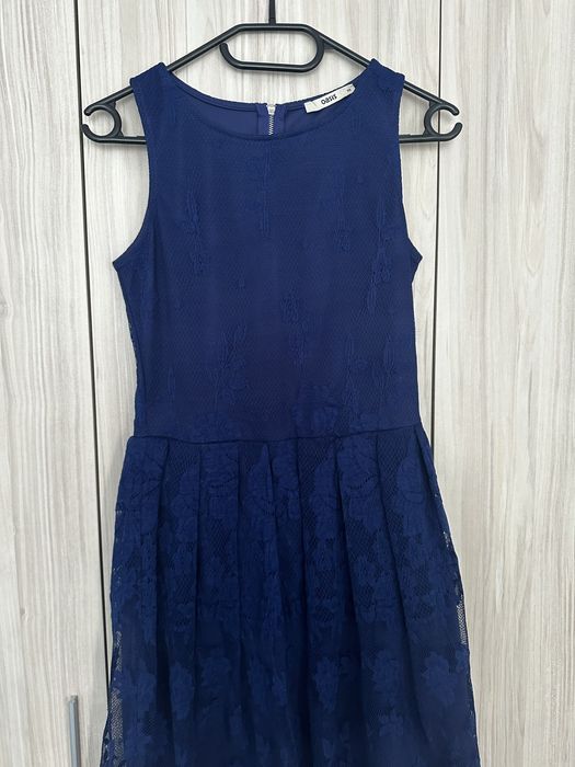 Синя рокля с дантела