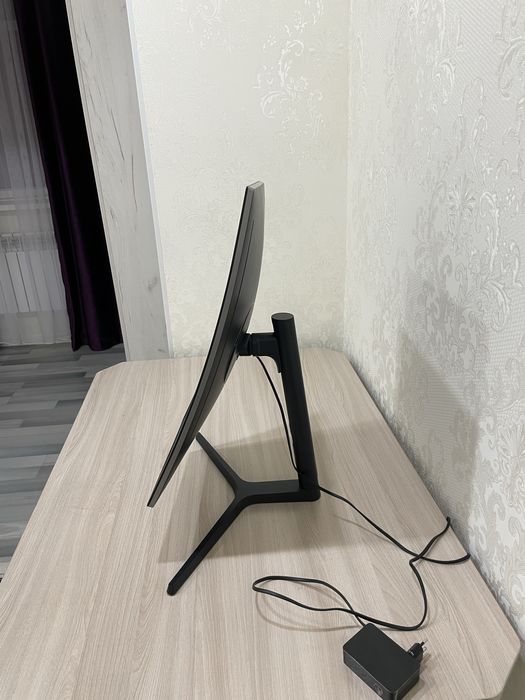 Игровой монитор изогнутый , с возможностью поднимать и поворачивать