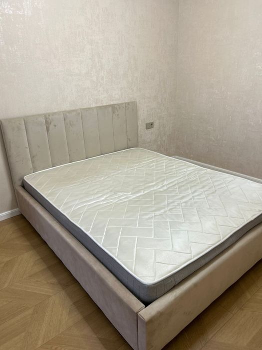 Полутороспальная кровать с матрасом, мягкое изголовье