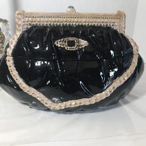 Керамечен съд под формата на дамска чанта