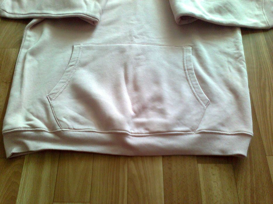 Худи бледно розового цвета.