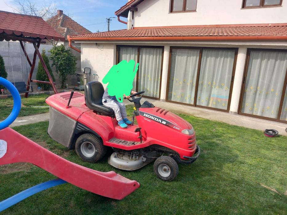 Vând tractoras de gazon