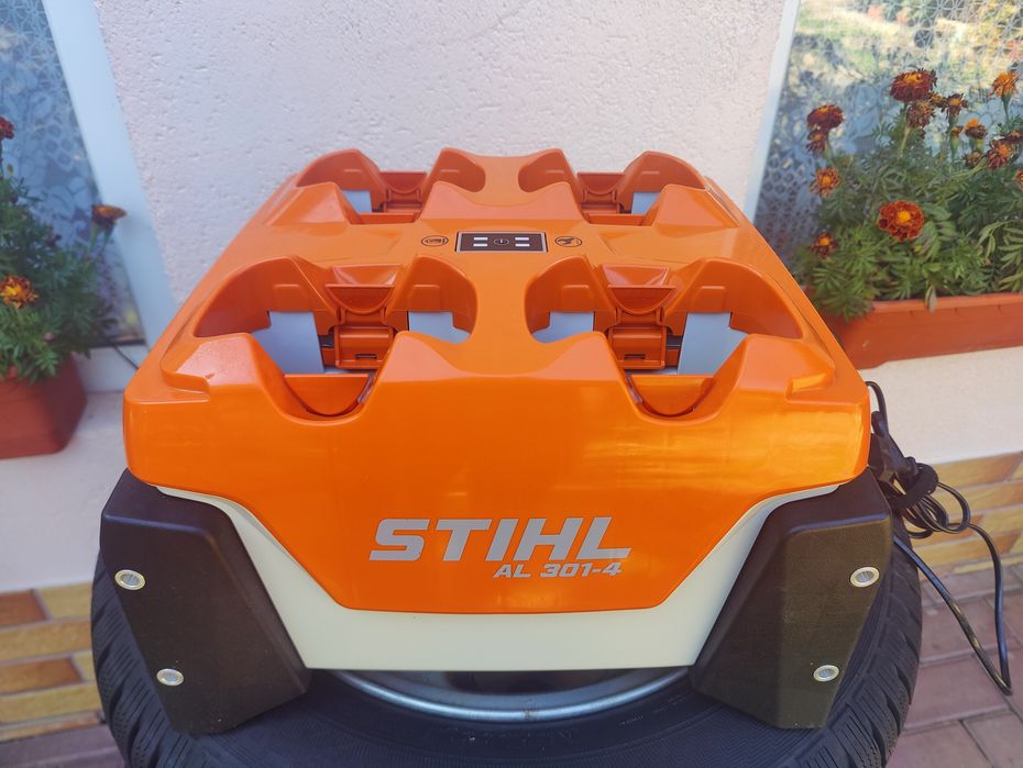 Încărcător  acumulatori Stihl model AL301-4